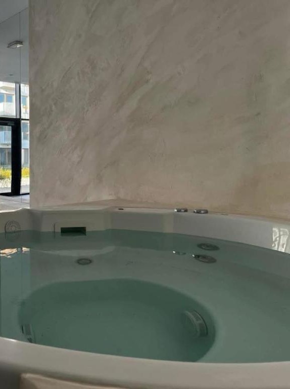Jacuzzi przy basenie