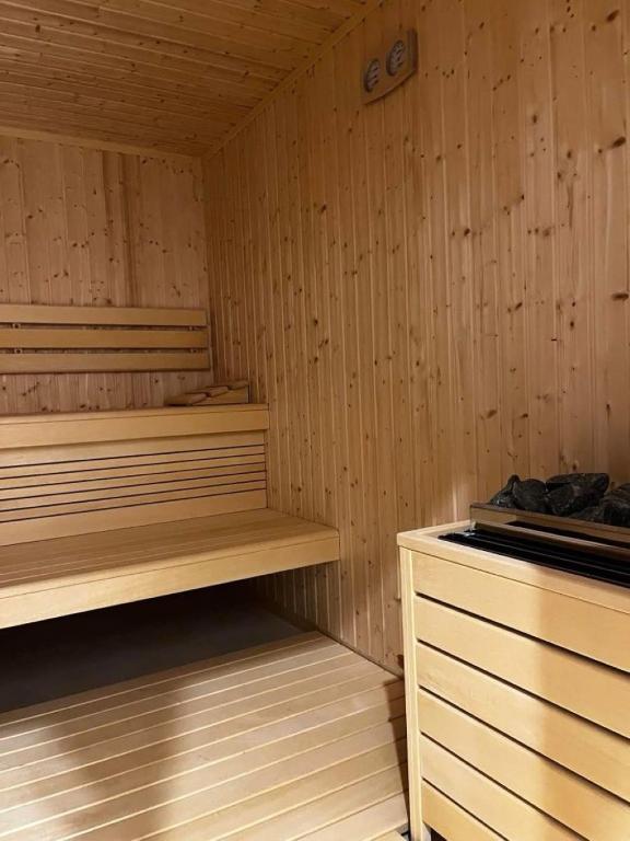 Sauna z jasnego drewna